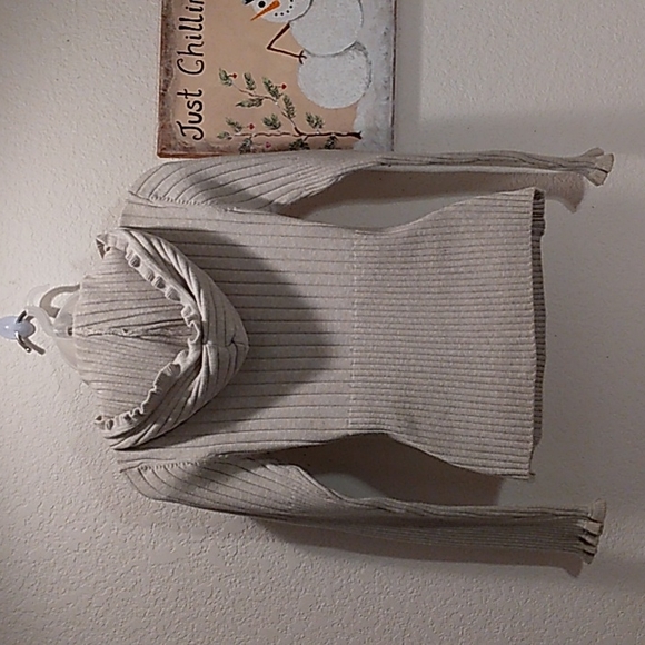 NILS SPORTSWEAR RIBBED AND RUFFLED CREAM HOODIE W/KANGAROO POCKET - Picture 8 of 9